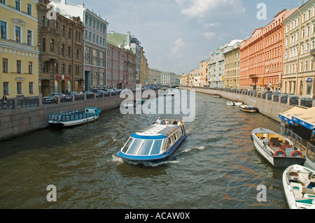 Sightseeing mit einem Schiff auf den zahlreichen Kanälen Sankt Petersburg Russland Stockfoto