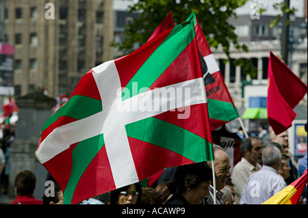 Baskische nationale Flagge die Ikurrina während politische Demonstration im Zentrum von Bilbao Stockfoto