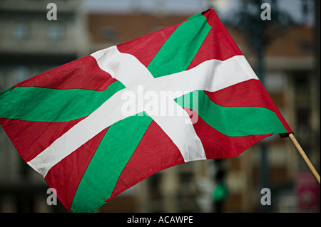 Baskische nationale Flagge die Ikurrina während politische Demonstration im Zentrum von Bilbao Stockfoto