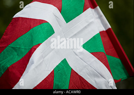 Baskische nationale Flagge die Ikurrina während politische Demonstration im Zentrum von Bilbao Stockfoto