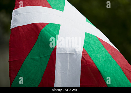 Baskische nationale Flagge die Ikurrina während politische Demonstration im Zentrum von Bilbao Stockfoto