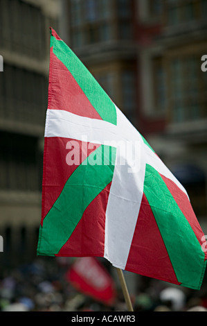 Baskische nationale Flagge die Ikurrina während politische Demonstration im Zentrum von Bilbao Stockfoto