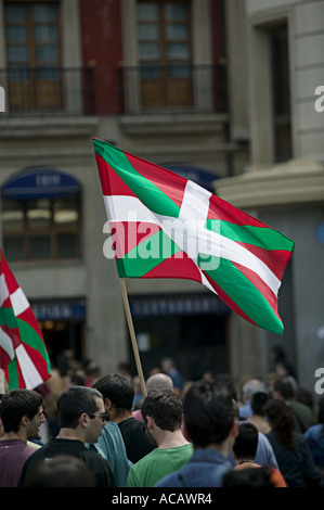 Baskische nationale Flagge die Ikurrina während politische Demonstration im Zentrum von Bilbao Stockfoto