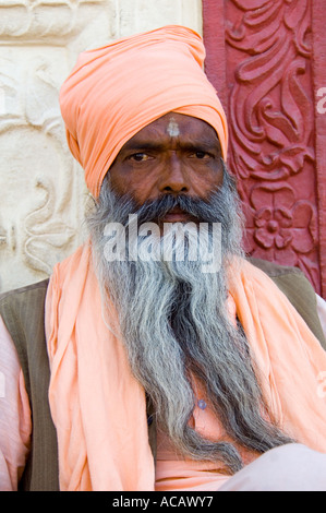 Porträt von Sadhu mit langen grauen Bart und Bindi Mark sitzt außerhalb des Ramavaikunth-Tempels in Pushkar hautnah. Stockfoto