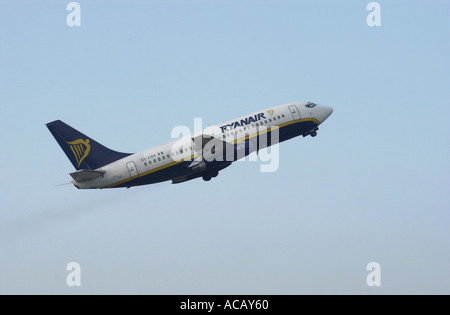 Ryanair-Flugzeug startet vom Flughafen London Luton UK Stockfoto