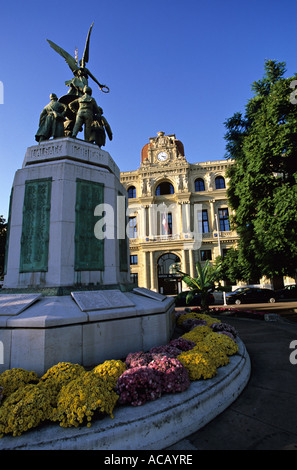 Kriegerdenkmal und Rathaus von Cannes Frankreich Stockfoto