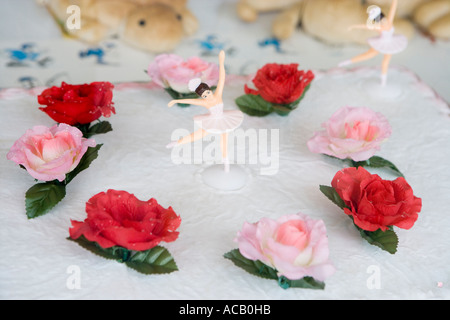 Dekorierter Kuchen und Tiergebäck im Schaufenster in Chinatown Stockfoto