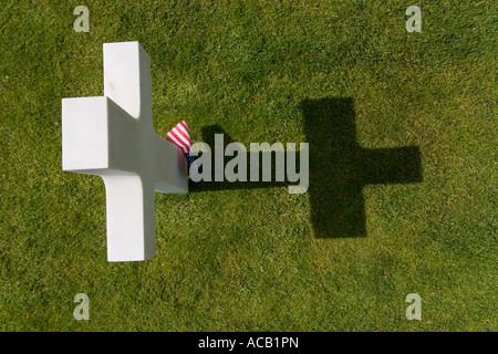 Grabstein Kreuz und Stars and Stripes U.S. Flagge in Weltkrieg zwei amerikanischen Soldatenfriedhof Normandie, Frankreich Stockfoto