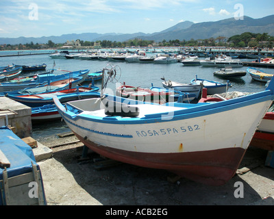 Angelboote/Fischerboote im Hafen von Cefalu an der Nordküste von Sizilien an Land gezogen Stockfoto