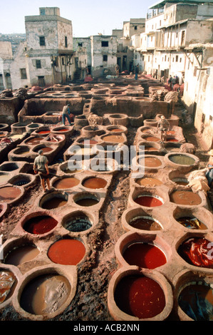 Alten sterbenden Bottiche im eine Gerberei, oder Leder Bauten und beliebte Touristenattraktion in der Medina von Fes, Marokko. Stockfoto