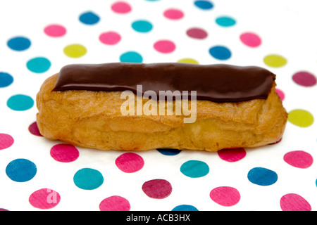 Schokolade Eclair auf einem fleckigen Serviette Stockfoto