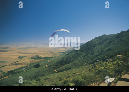 Paragliding aus Dasklip Pass in der Nähe von Porterville South West Cape Cederbergen im Hintergrund Süd Stockfoto