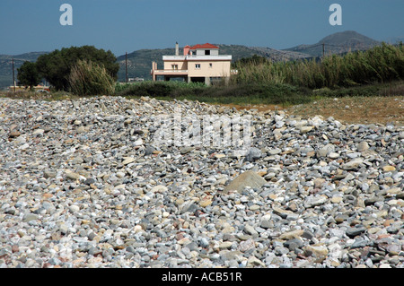 Steiniger Strand über Mittelmeer in Kissamos (Kastelli) Stadt, griechische Insel Kreta Stockfoto