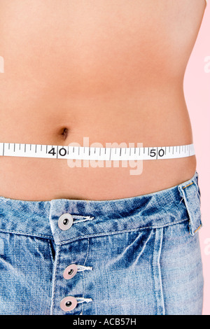 Frau, die ihre Taille messen Stockfoto