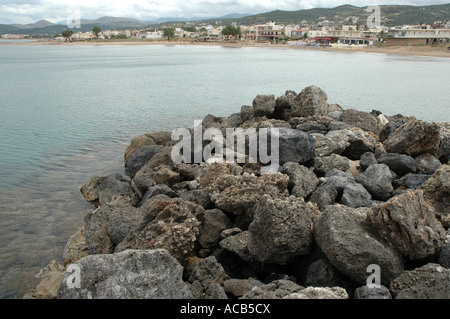 Blick auf Mittelmeer in Kissamos (Kastelli) Stadt, griechische Insel von Kreta. Klares Wasser mit vielen Felsen und Steinen. Stockfoto