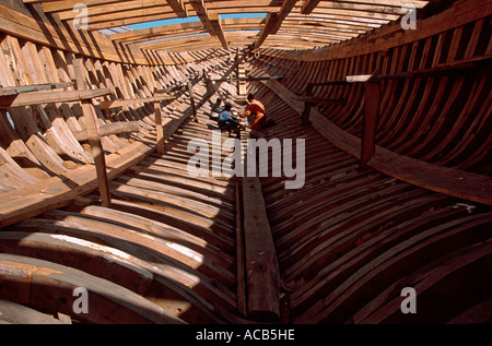 Schiffbauer im Inneren des Rumpfes eines Trawlers in der Werft von Essaouira Marokko Stockfoto