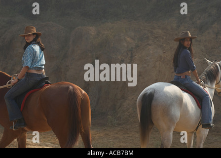 Junge Frau und ein junges Mädchen, Reitpferde Stockfoto