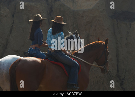 Junge Frau und ein junges Mädchen, Reitpferde Stockfoto