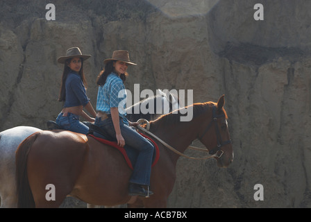 Porträt einer jungen Frau und ein junges Mädchen, Reitpferde Stockfoto