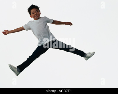Tatkräftiger Menschen springen Kinder Stockfoto