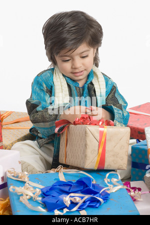 Junge, ein Geschenk zu öffnen Stockfoto