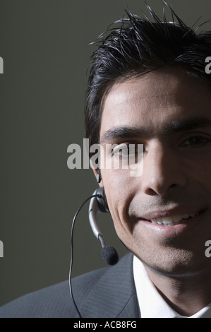 Porträt eines Geschäftsmannes tragen einen Kopfhörer Stockfoto