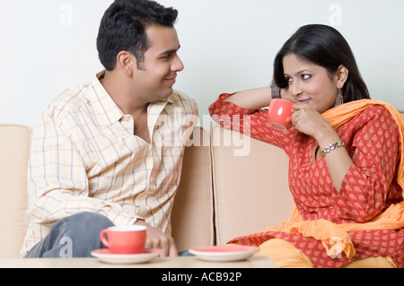 Junge Frau mit einem jungen Mann sah sie eine Tasse Tee trinken Stockfoto