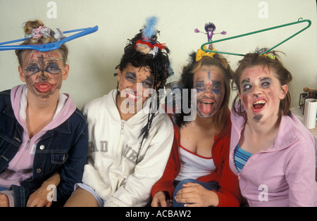 Porträt vier Mädchen im Teenageralter tragen empörend Haare und make up alberne Grimassen Stockfoto