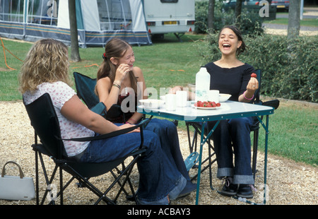 Drei Mädchen im Teenageralter auf Campingurlaub Stockfoto