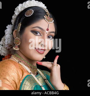 Nahaufnahme einer jungen Frau, die Durchführung von Bharatnatyam Stockfoto