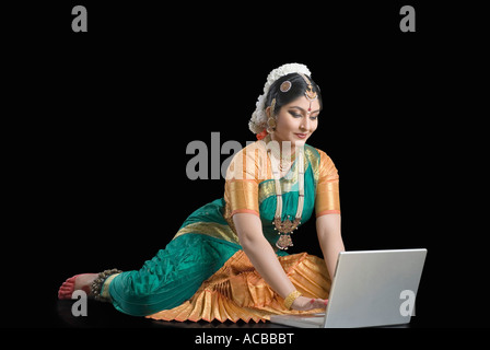 Junge Frau mit einem laptop Stockfoto