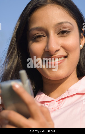 Porträt von eine Geschäftsfrau mit einer personenbezogenen Daten-Assistenten Stockfoto