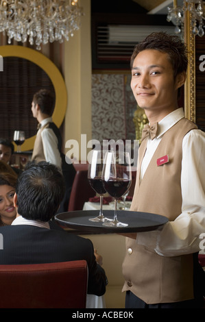 Porträt von Kellner halten Weingläser in einer Schale Stockfoto
