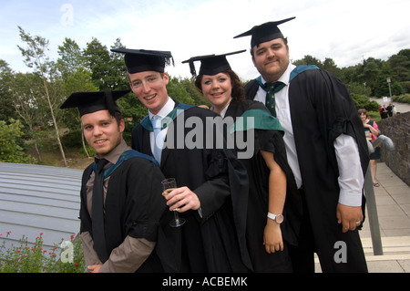 Gruppe von 4 vier Aberystwyth University Absolventen 2007-drei jungen und ein Mädchen lächelt und schaut in die Kamera Stockfoto