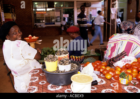 Stall-Keeper lächelnd durch in Marktstand, Soweto, Südafrika Stockfoto