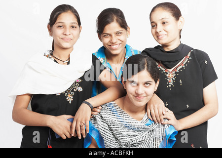 Nahaufnahme von vier Mädchen lächelnd zusammen Stockfoto