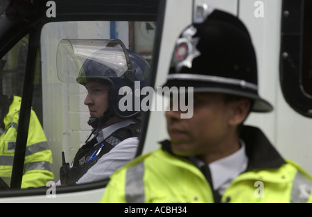 Polizist bei Razzia auf Häusern von 7/7 Bomber in Leeds, 2005. Stockfoto