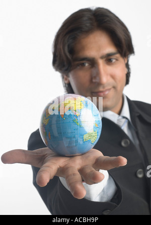 Nahaufnahme eines Geschäftsmannes hält einen Globus Stockfoto