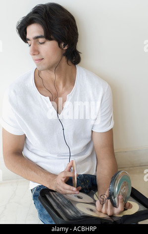 Junger Mann, Musik hören Stockfoto