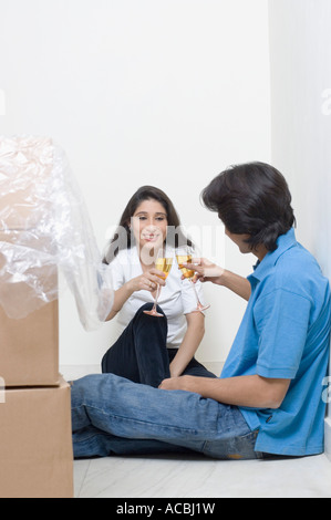 Junges Paar mit Champagner Toasten Flöten Stockfoto