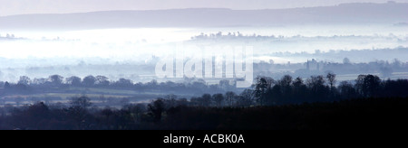 Bloße und Zeals in Wiltshire, England, im Morgennebel ein Januartag. Stockfoto