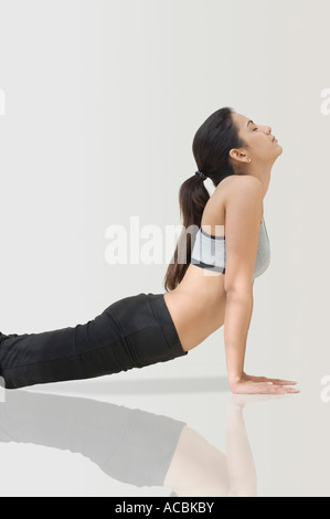 Seitenansicht einer jungen Frau, Yoga zu praktizieren Stockfoto