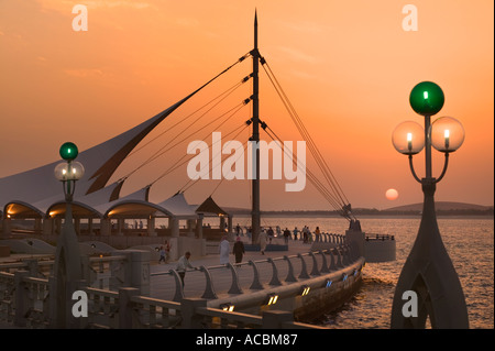 Sonnenuntergang an der Strandpromenade Corniche in Abu Dhabi. Stockfoto