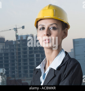 Porträt einer Geschäftsfrau trägt einen Bauarbeiterhelm Stockfoto
