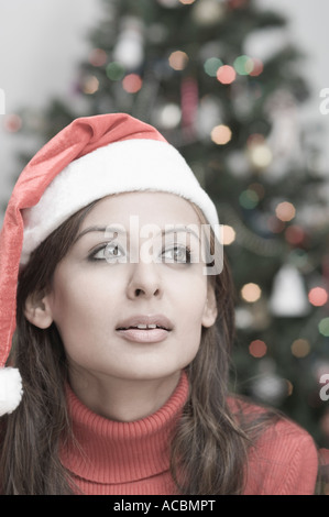 Junge Frau trägt eine Weihnachtsmütze Stockfoto