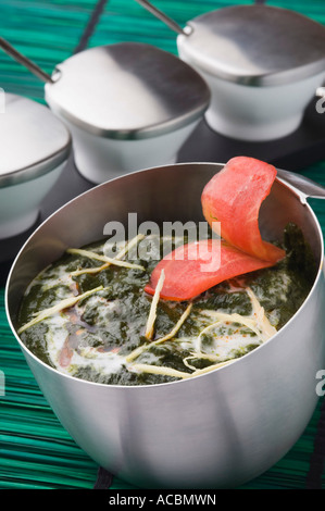 Nahaufnahme von pürierten Spinat serviert in einer Tasse Stockfoto