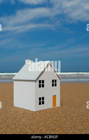 Musterhaus am Strand mit Wellen im Hintergrund Stockfoto