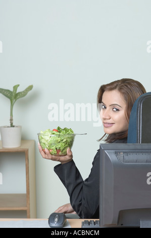 Porträt einer Geschäftsfrau hält eine Schüssel mit Salat Stockfoto