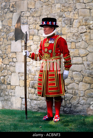 Beefeater Tower of London England UK Yeoman Warder Kostüm Erbe Geschichte Tourismus Reisen Stockfoto