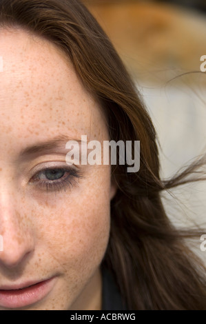 sommersprossige konfrontiert junge Frau ängstlich, nervös besorgt einsam Stockfoto